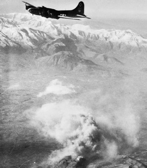 モンテ・カッシーノを爆撃するB17爆撃機